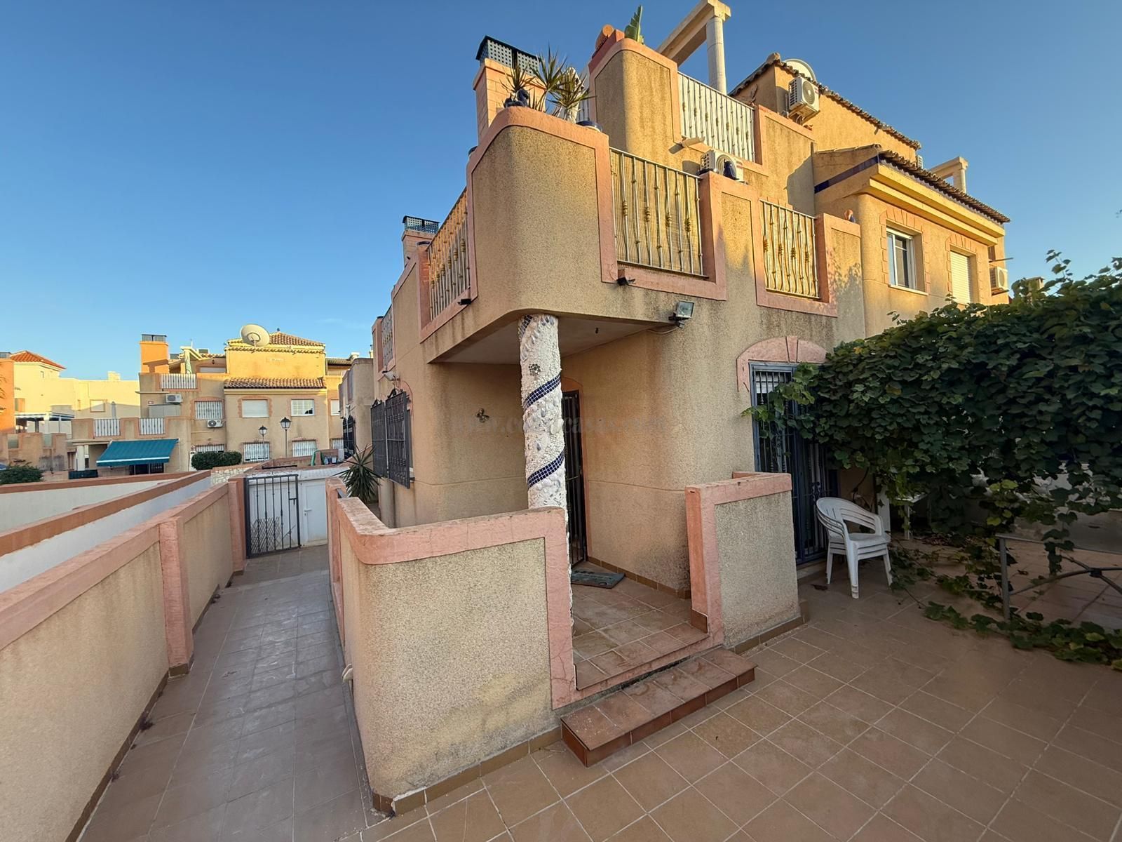 Vista exterior de Casa adosada en venda en Orihuela amb Piscina comunitària