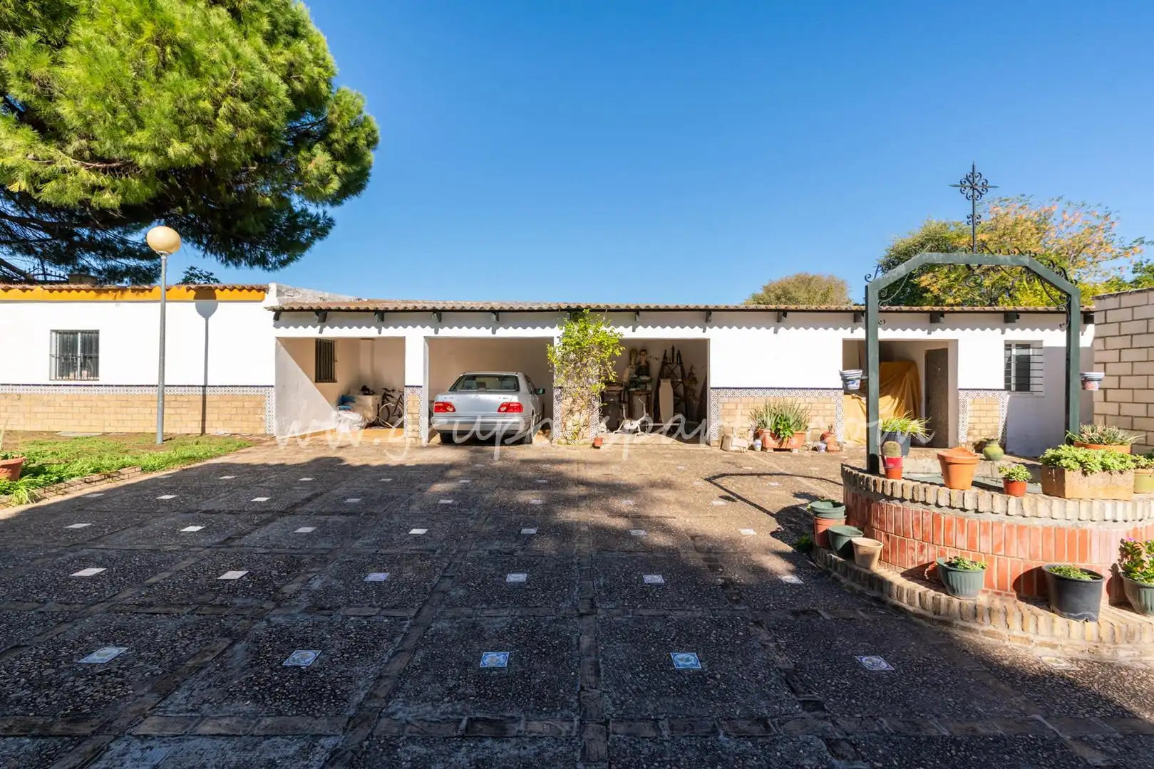 Vista exterior de Casa o xalet en venda en Espartinas amb Aire condicionat, Jardí privat i Terrassa