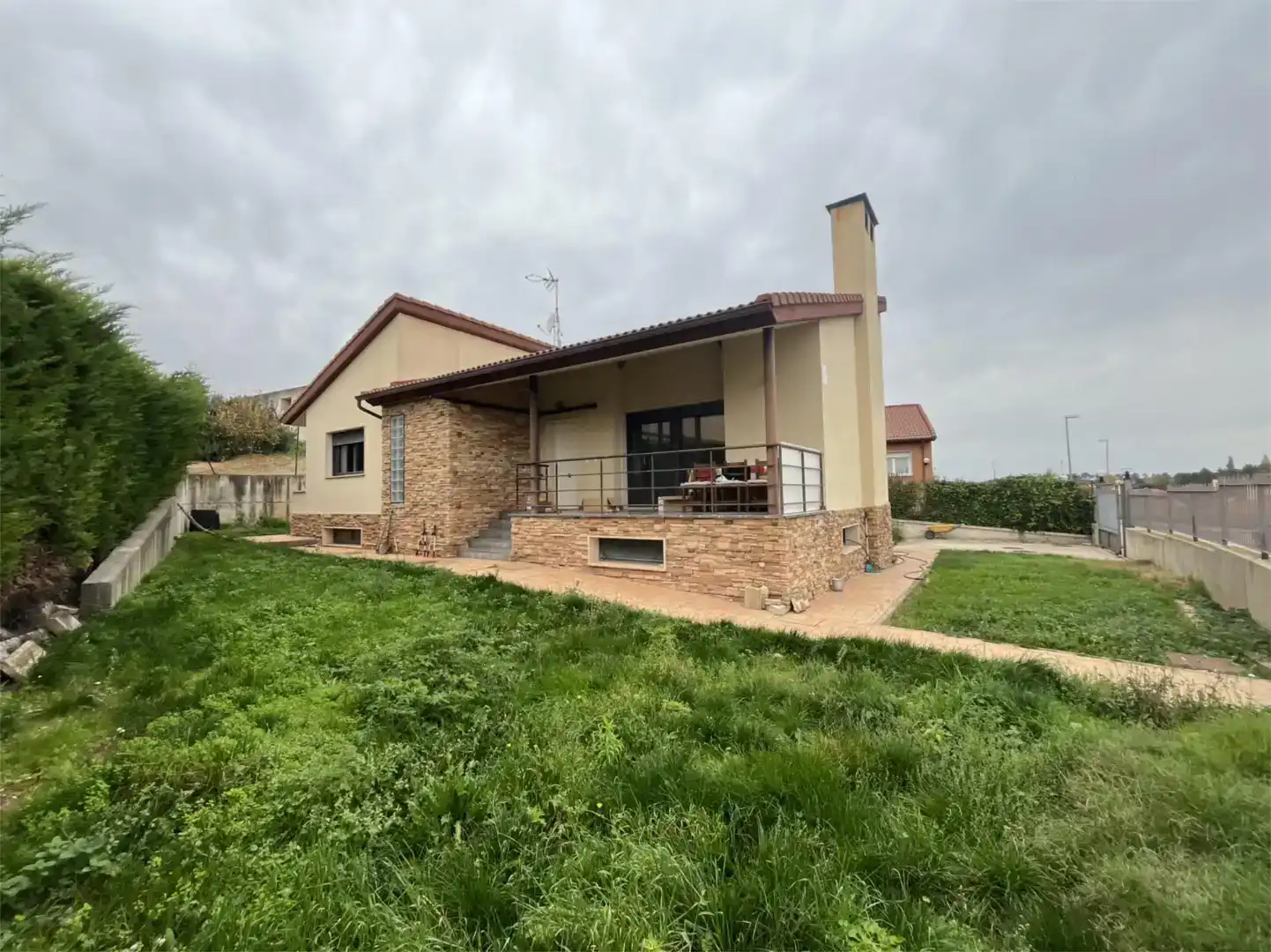 Vista exterior de Casa o chalet para compartir en Aranda de Duero con Jardín privado, Parquet y Amueblado