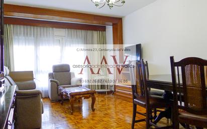 Living room of Flat for sale in Cerdanyola del Vallès  with Air Conditioner, Heating and Parquet flooring