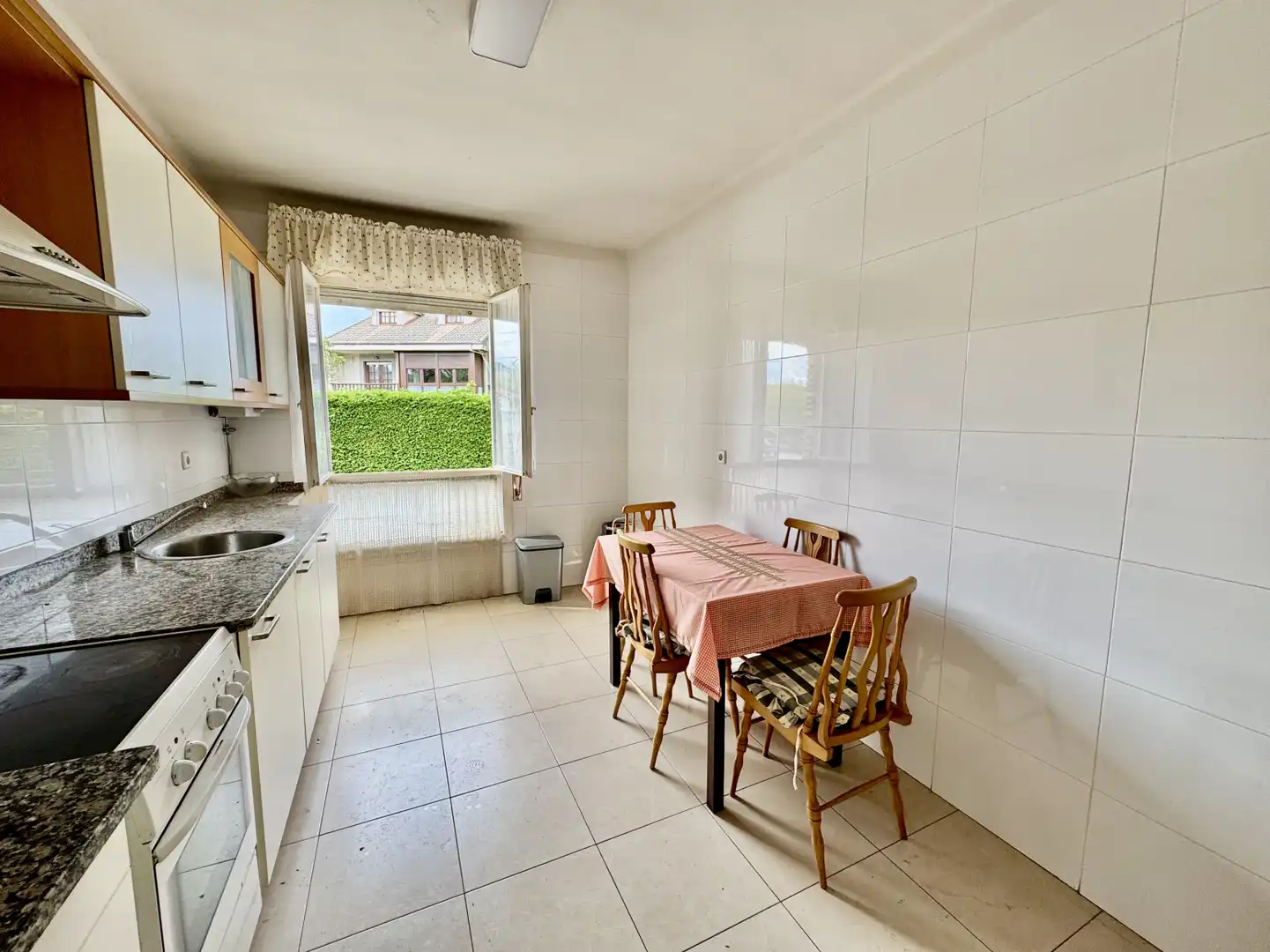 Cuina de Casa o xalet en venda en Medio Cudeyo amb Jardí privat i Parquet