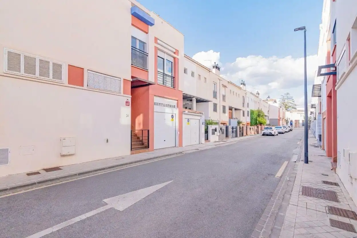Vista exterior de Casa adosada en venta en Armilla con Aire acondicionado, Calefacción y Jardín privado