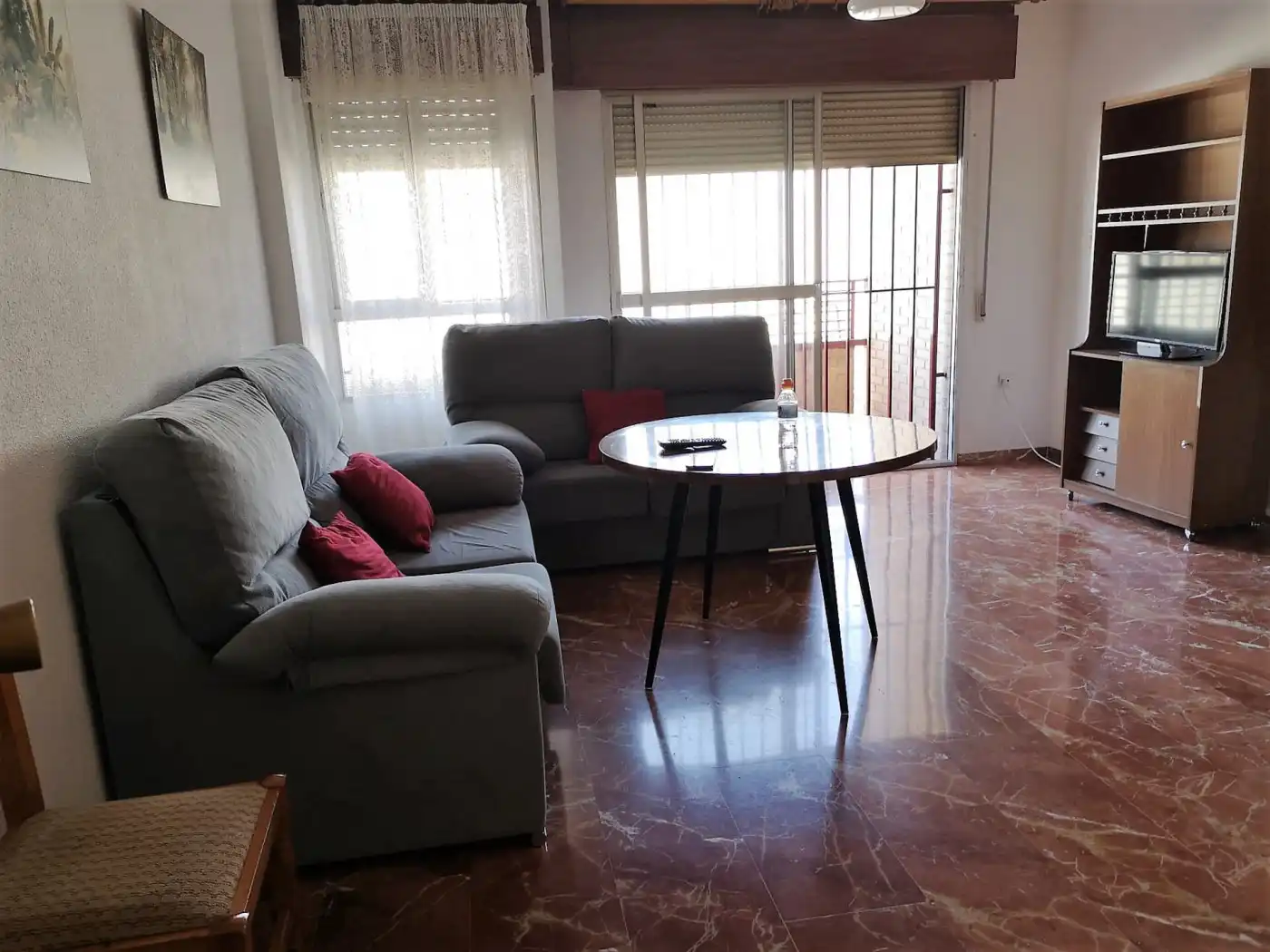 Sala d'estar de Pis de lloguer en Granada amb Moblat i Balcó
