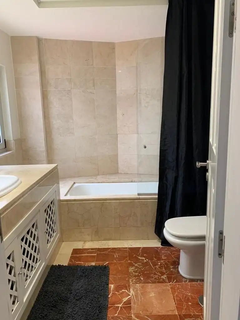 Baño de Apartamento en venta en Sotogrande con Aire acondicionado, Calefacción y Jardín privado