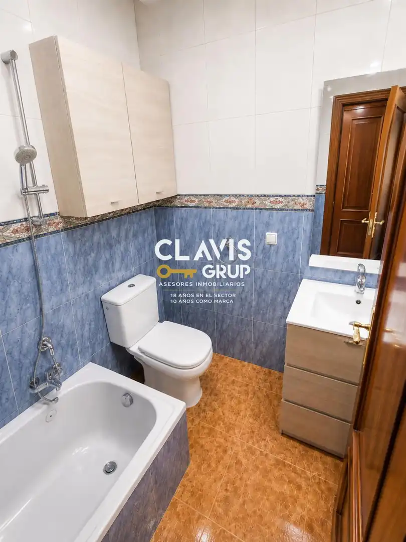 Bathroom of Flat for sale in Barcelona  with Air Conditioner, Terrace and Balcony