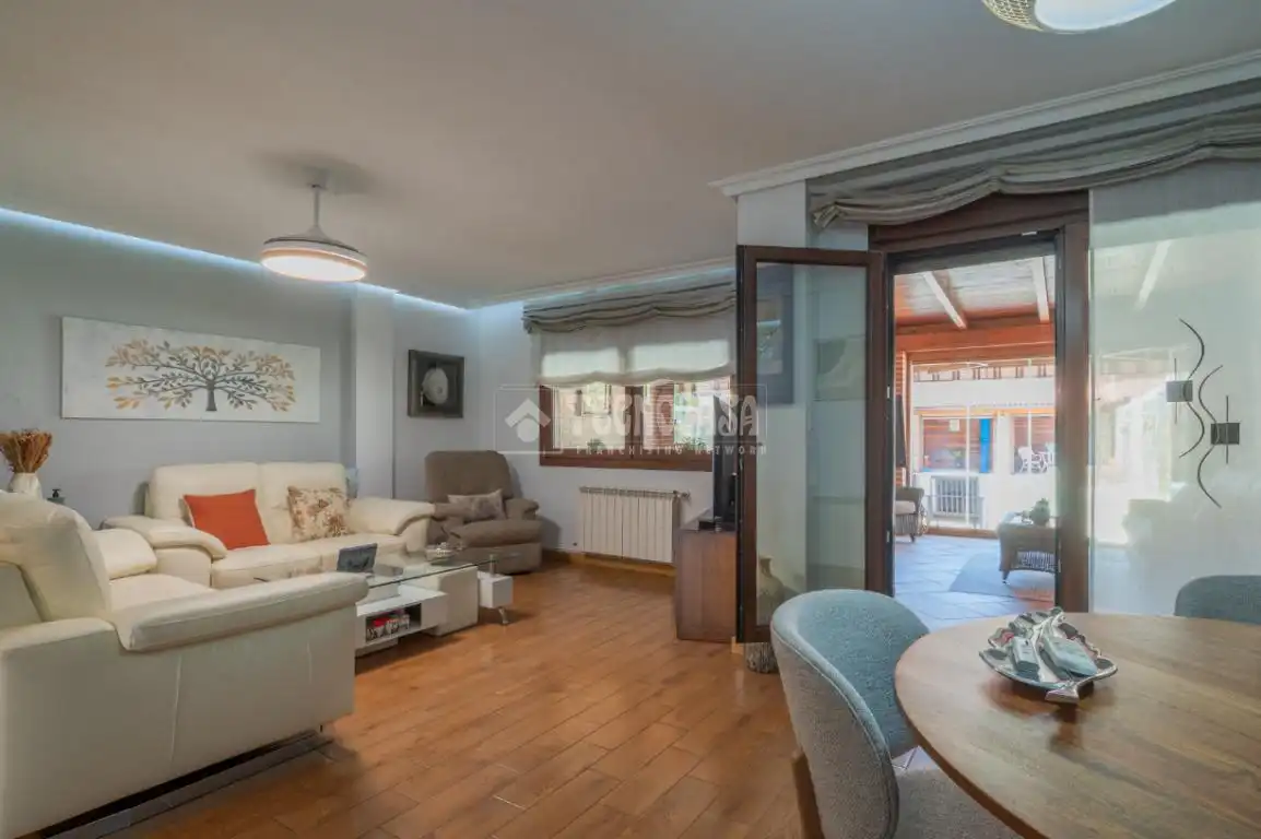 Sala d'estar de Casa adosada en venda en Arroyomolinos (Madrid) amb Aire condicionat, Calefacció i Jardí privat