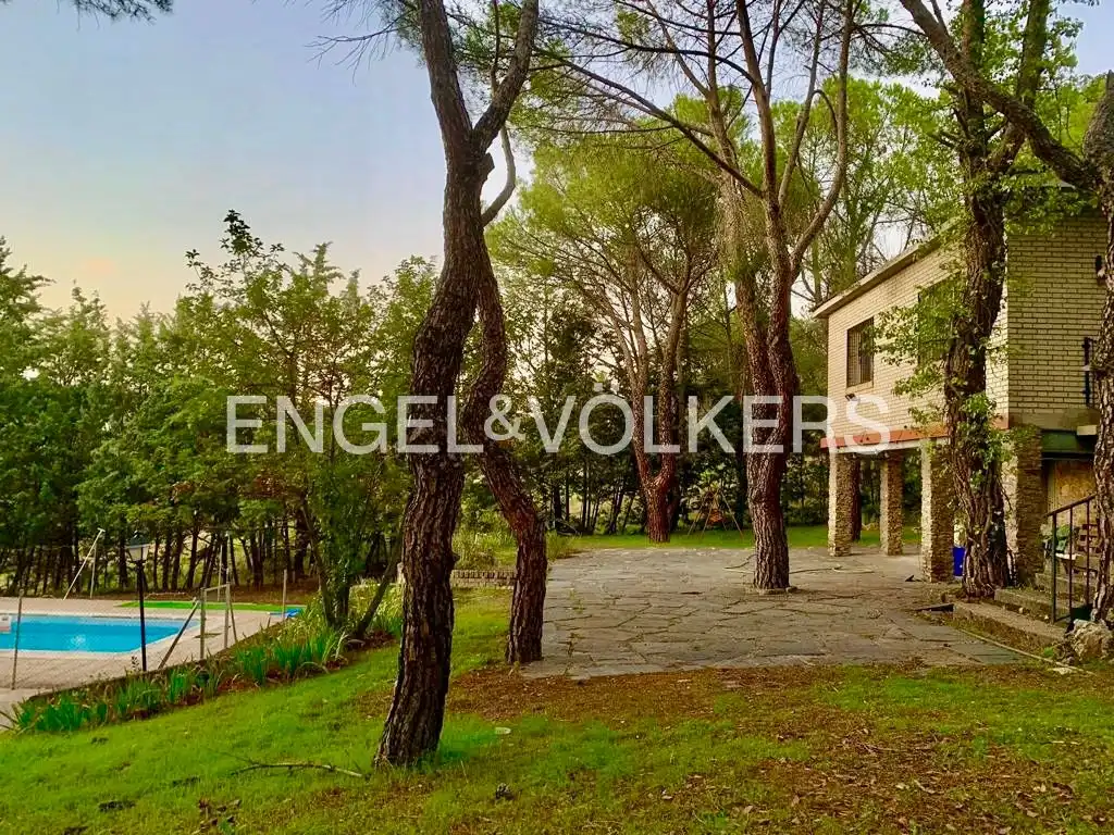 Vista exterior de Casa o xalet en venda en Las Rozas de Madrid amb Calefacció, Jardí privat i Piscina