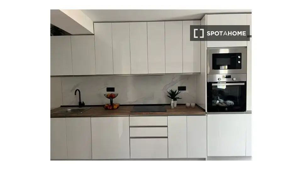 Cuina de Pis de lloguer en Madrid amb Aire condicionat, Calefacció i Moblat