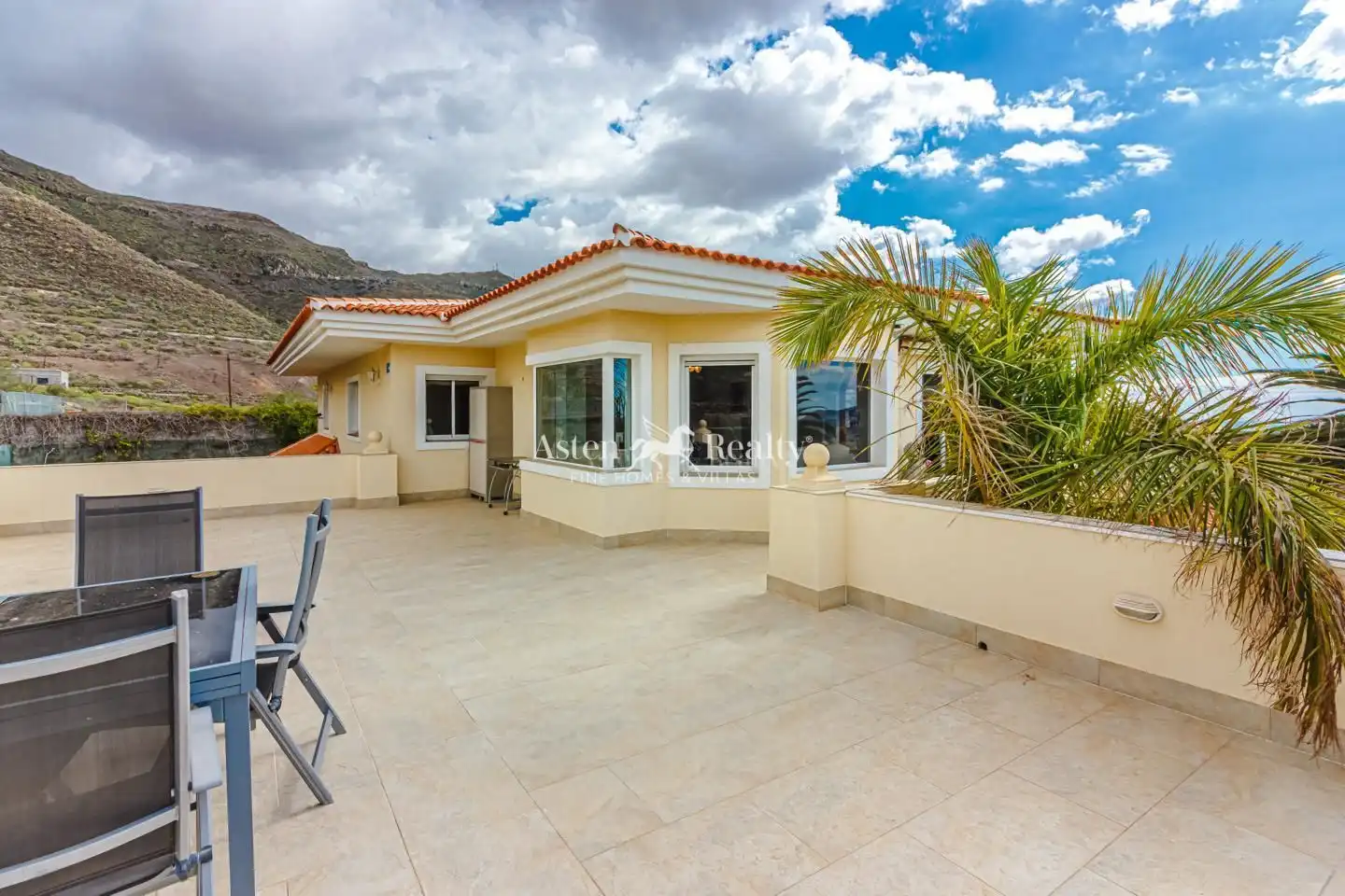 Vista exterior de Casa o xalet en venda en Arona amb Aire condicionat, Terrassa i Piscina