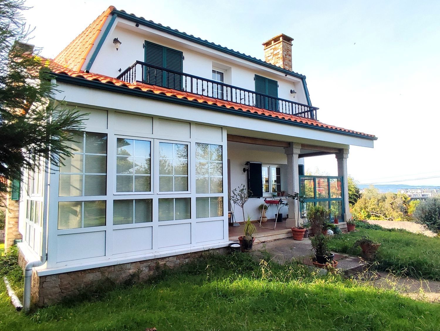 Vista exterior de Casa o xalet en venda en Bergondo amb Calefacció, Jardí privat i Parquet