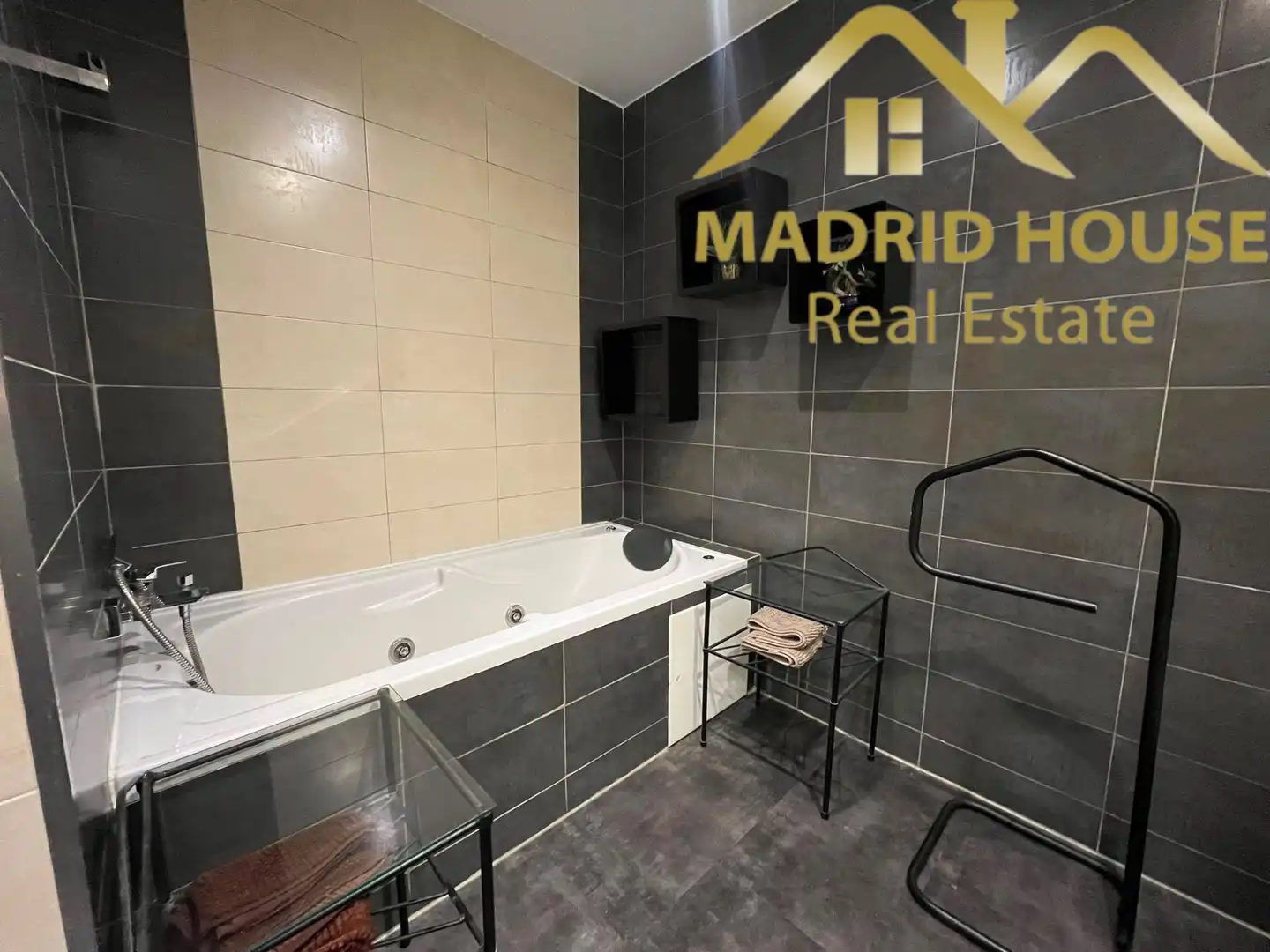 Badezimmer von Wohnung zum Verkauf in Madrid mit Klimaanlage, Heizung und Möbliert