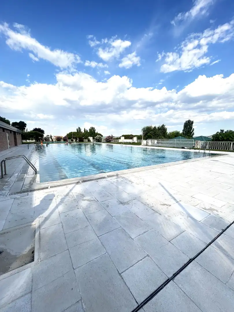 Piscina de Casa o chalet de alquiler en Tudela de Duero con Calefacción, Jardín privado y Amueblado