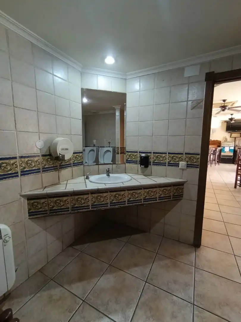 Badezimmer von Geschaftsraum zum Verkauf in Albalate de Zorita mit Klimaanlage, Heizung und Terrasse