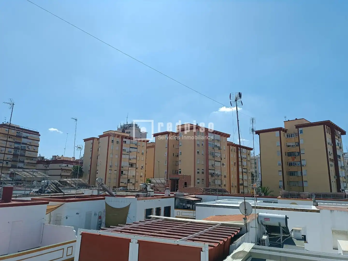 Vista exterior de Àtic de lloguer en Sevilla amb Aire condicionat, Terrassa i Moblat