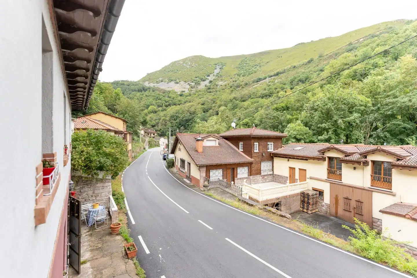 Vista exterior de Casa adosada en venta en Somiedo con Calefacción, Jardín privado y Terraza