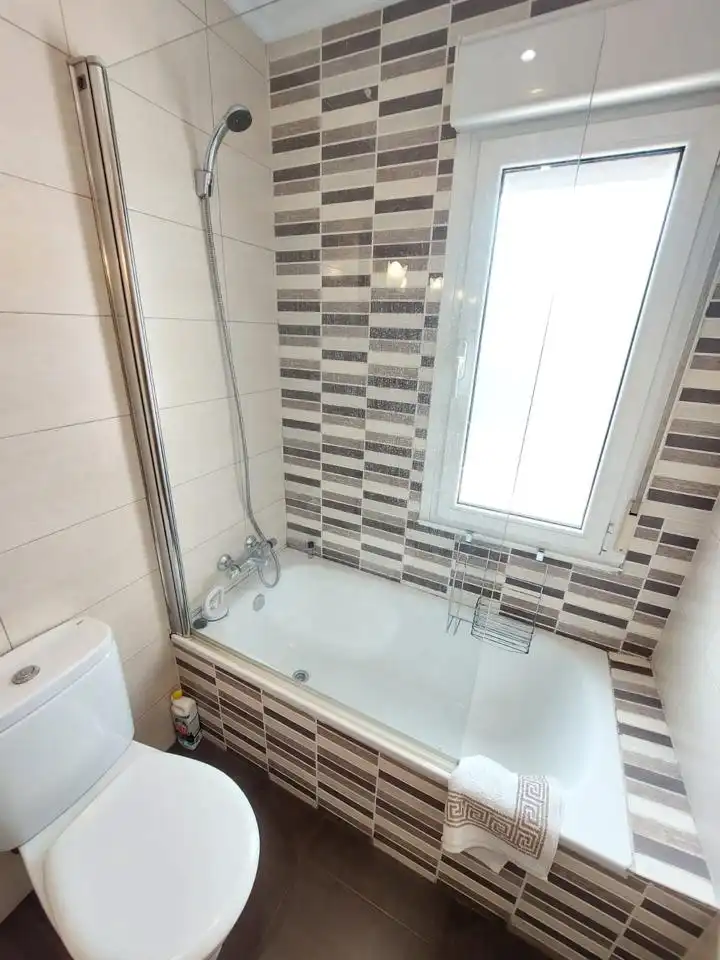 Baño de Piso de alquiler en Gijón  con Calefacción y Amueblado
