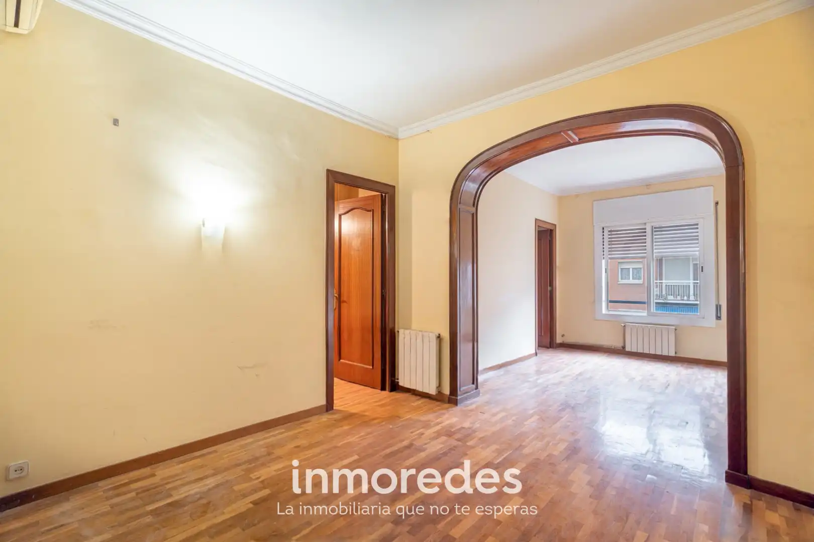 Vista exterior de Piso en venta en Barcelona con Parquet y Horno