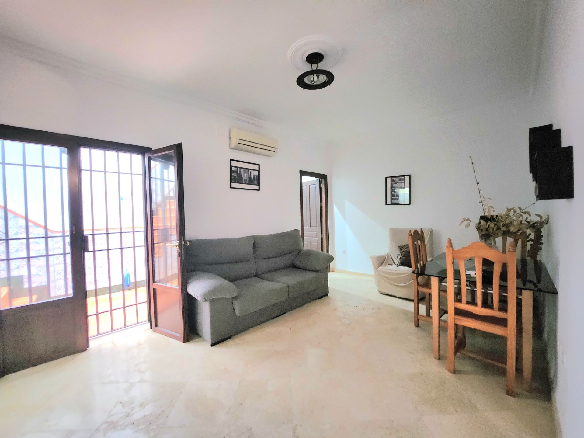 Sala de estar de Casa o chalet en venta en Alcalá de Guadaira con Aire acondicionado, Terraza y Trastero