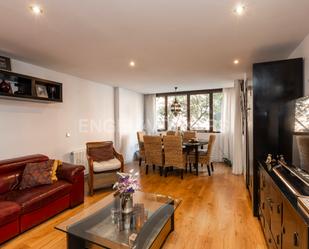 Sala d'estar de Apartament en venda en  Madrid Capital amb Aire condicionat, Calefacció i Jardí privat