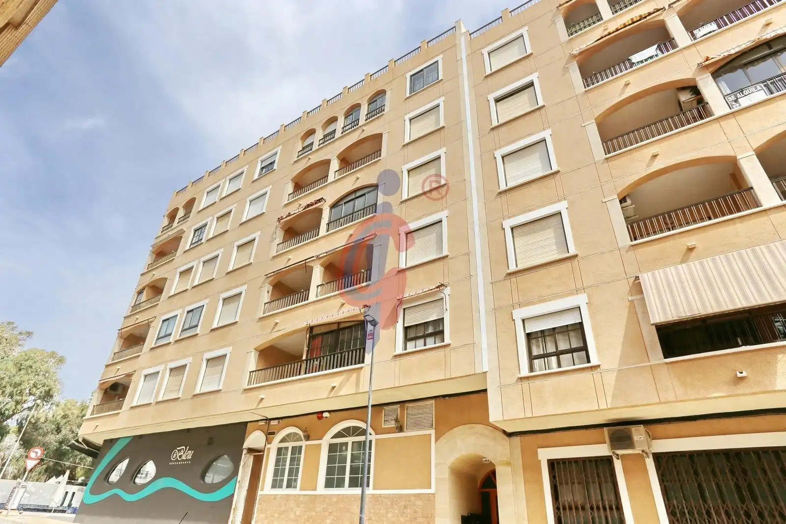 Außenansicht von Wohnung zum Verkauf in Guardamar del Segura mit Terrasse, Abstellraum und Möbliert