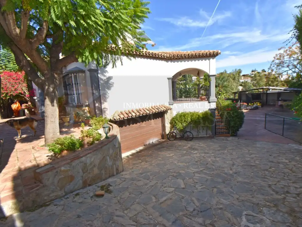 Vista exterior de Casa o xalet en venda en Mijas amb Aire condicionat, Jardí privat i Terrassa