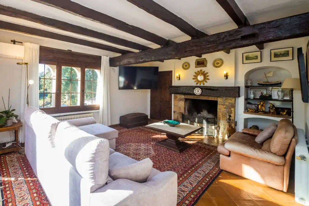 Wohnzimmer von Haus oder Chalet zum Verkauf in Castell d'Aro, Platja d'Aro i s'Agaró mit Klimaanlage, Heizung und Privatgarten