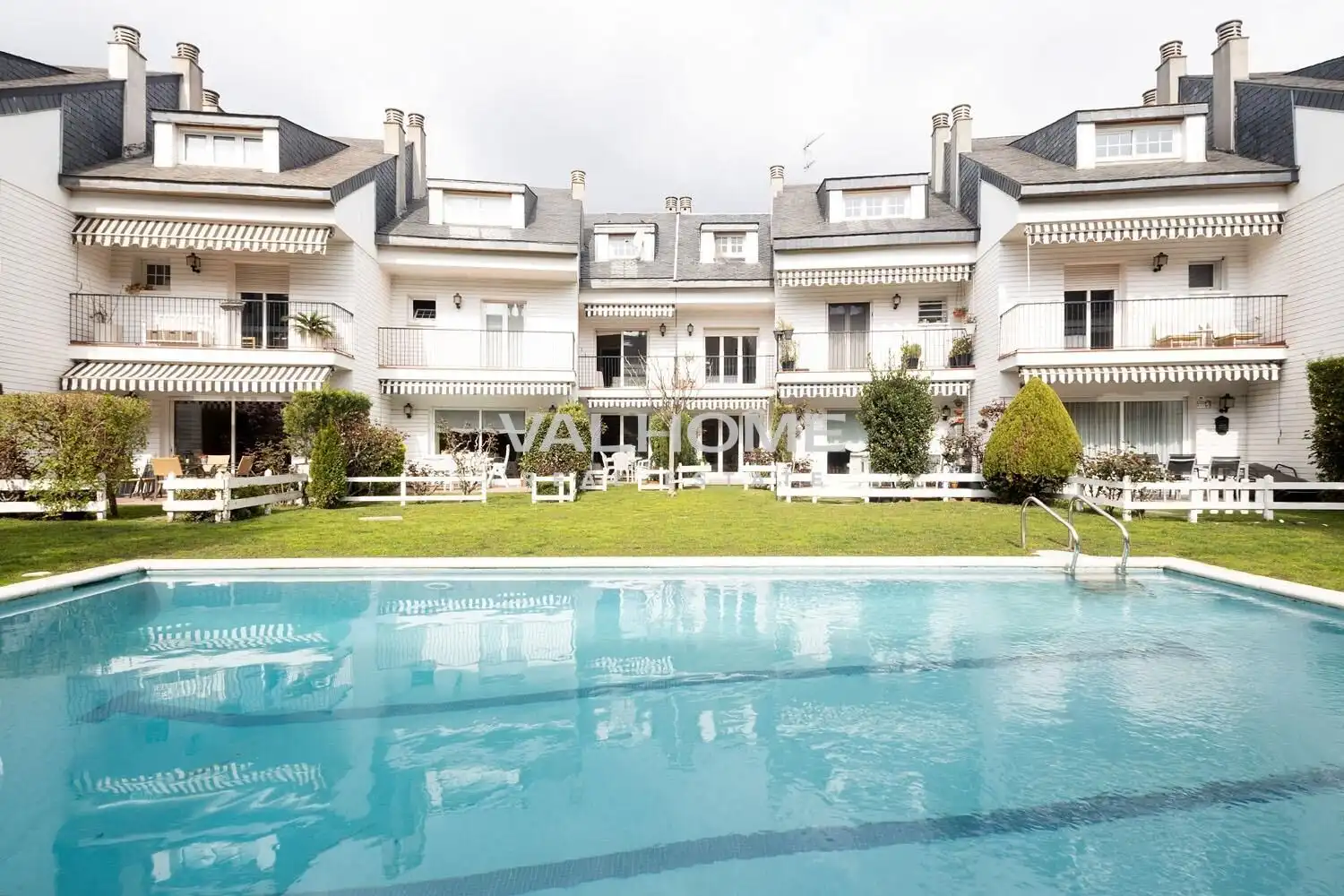 Vista exterior de Casa o xalet de lloguer en Sant Cugat del Vallès amb Aire condicionat, Calefacció i Jardí privat