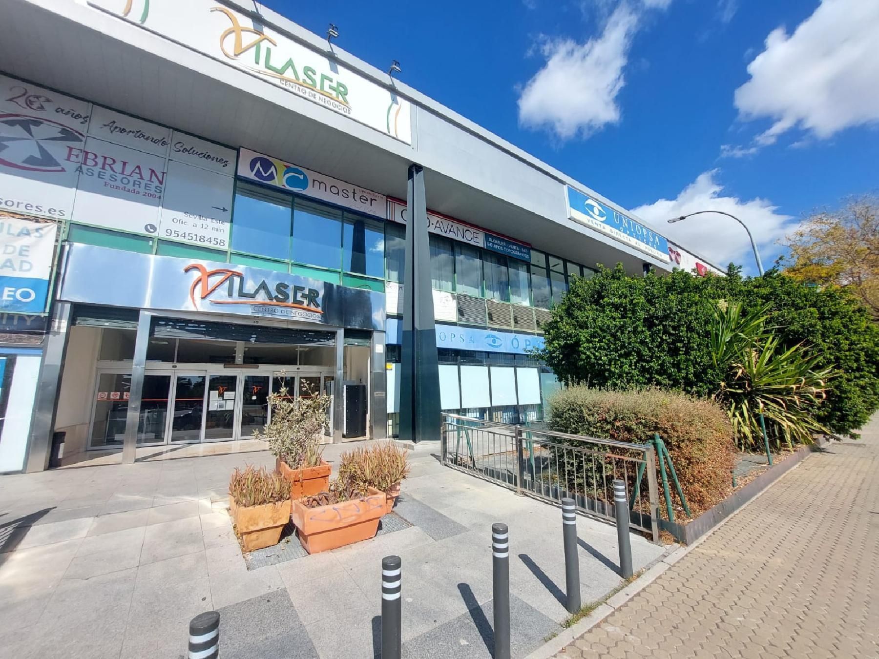 Vista exterior de Local en venda en  Sevilla Capital
