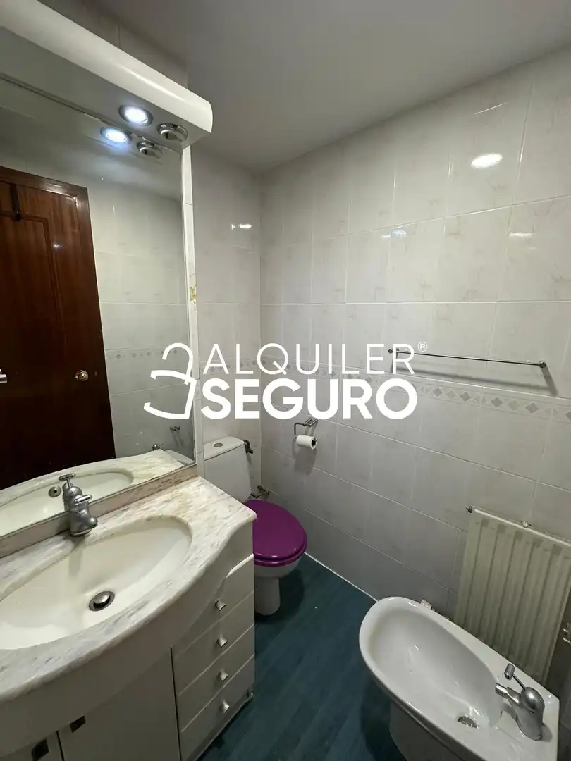 Badezimmer von Wohnung zur Miete in Fuenlabrada mit Heizung