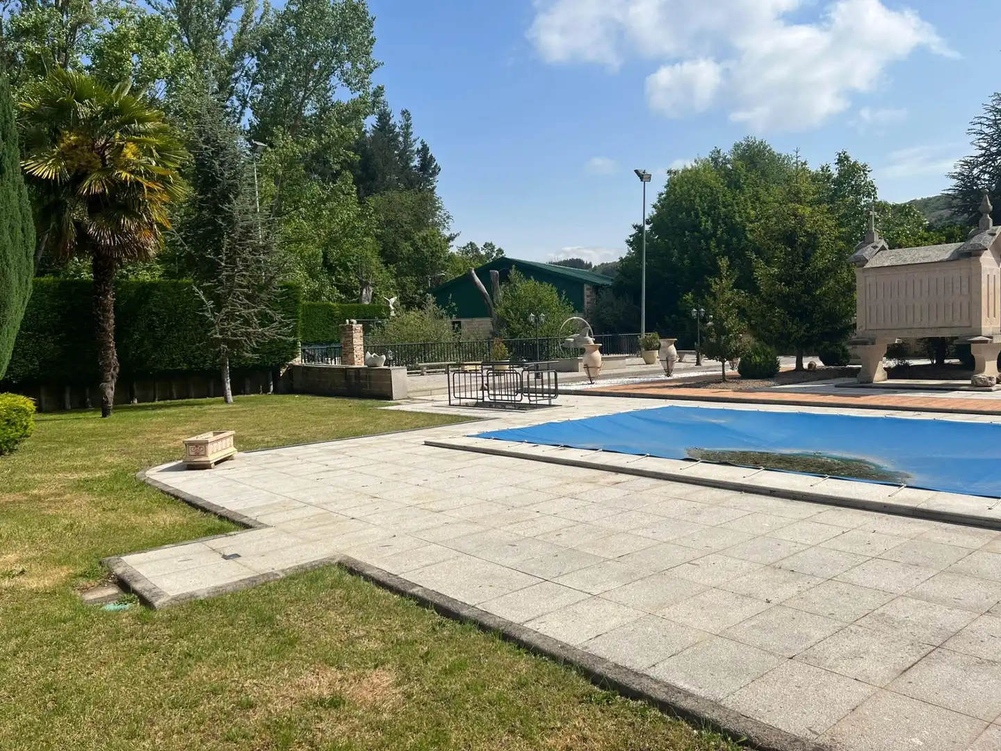 Piscina de Casa o xalet en venda en Ponferrada amb Jardí privat i Moblat