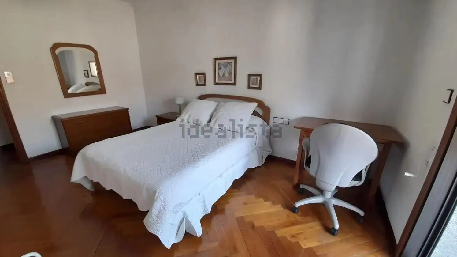 Dormitori de Pis de lloguer en Ourense Capital  amb Calefacció, Parquet i Balcó