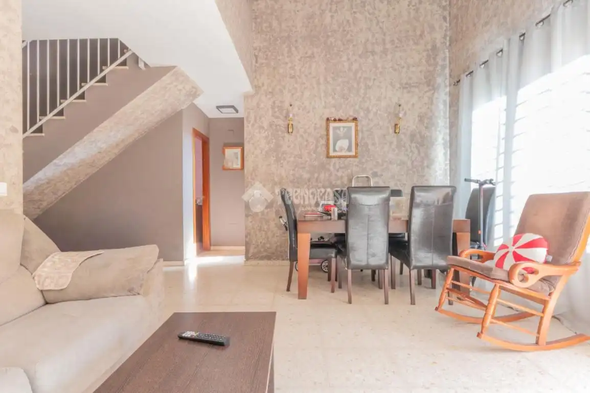 Sala d'estar de Casa adosada en venda en Málaga amb Aire condicionat i Traster