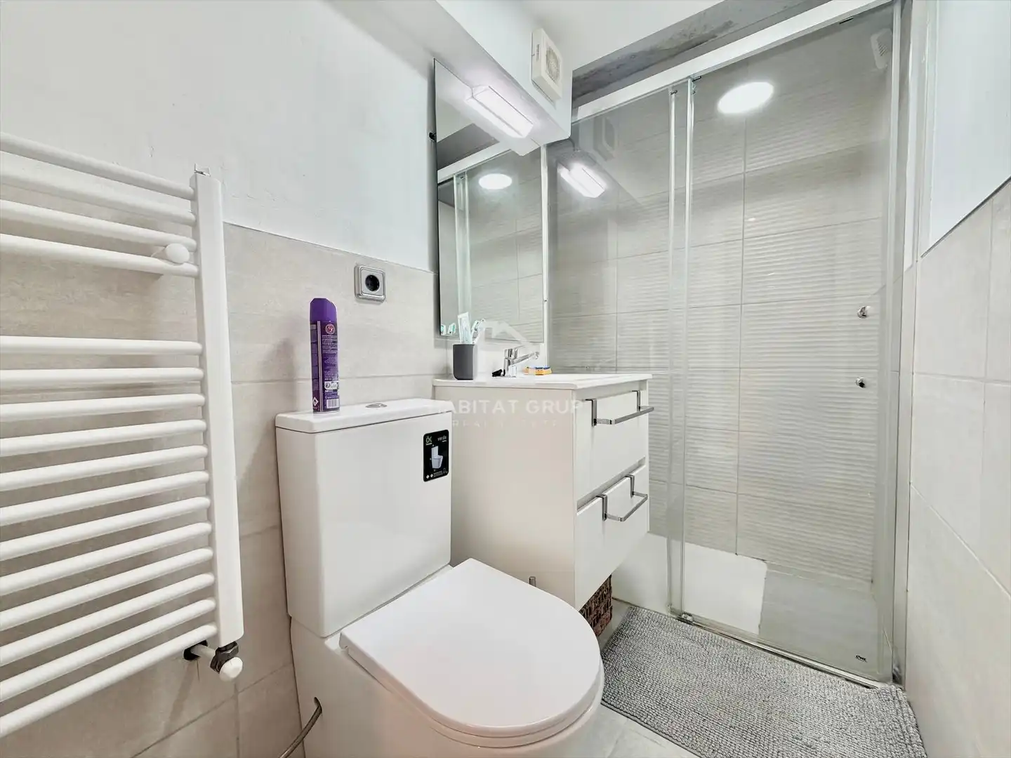 Badezimmer von Wohnung zum Verkauf in Girona mit Heizung, Privatgarten und Abstellraum