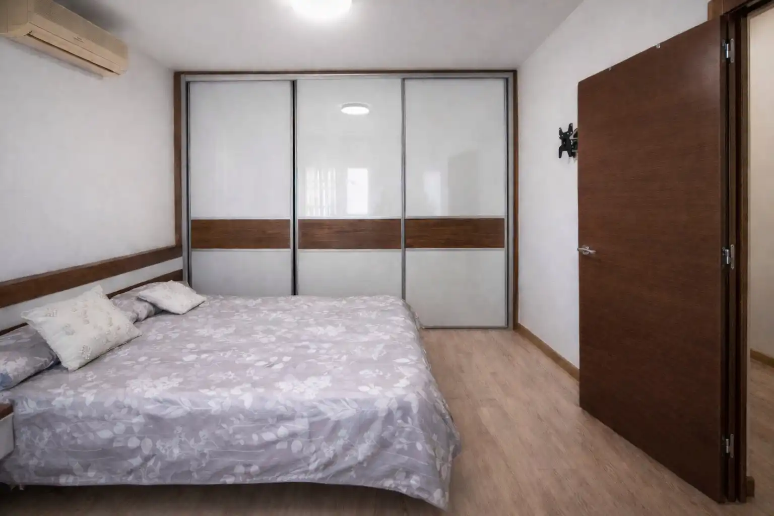 Bedroom of Flat for sale in Cornellà de Llobregat  with Air Conditioner, Heating and Parquet flooring