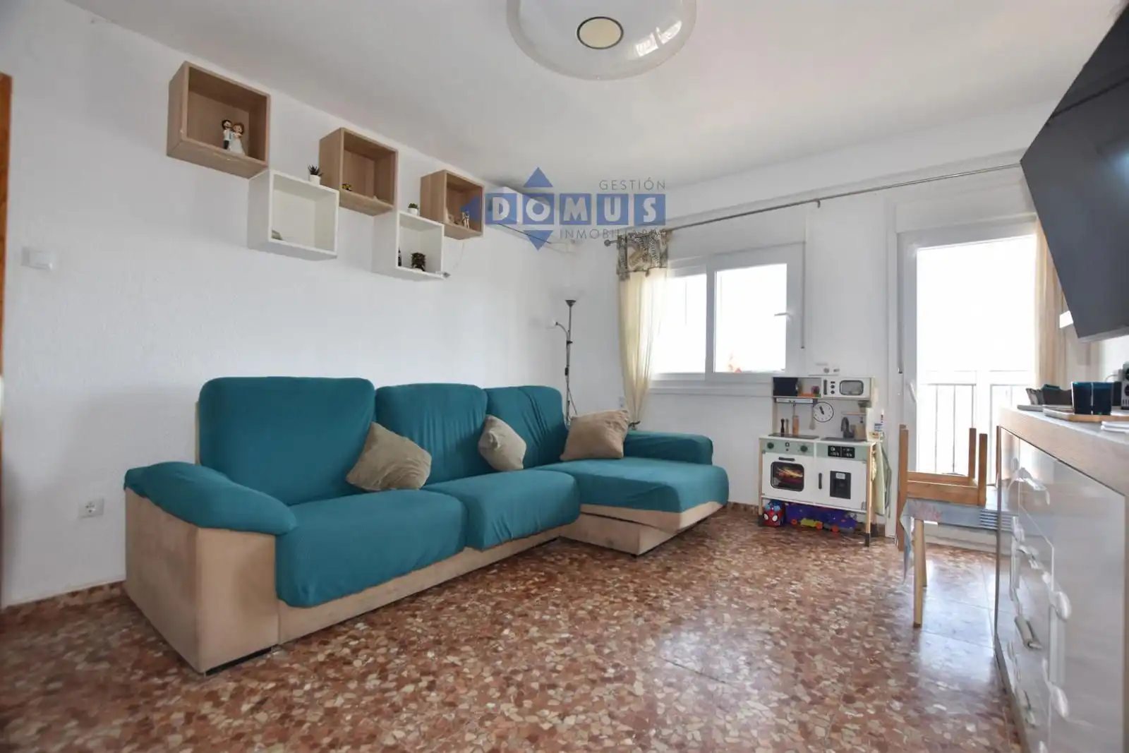 Sala d'estar de Pis en venda en Ronda amb Terrassa i Moblat