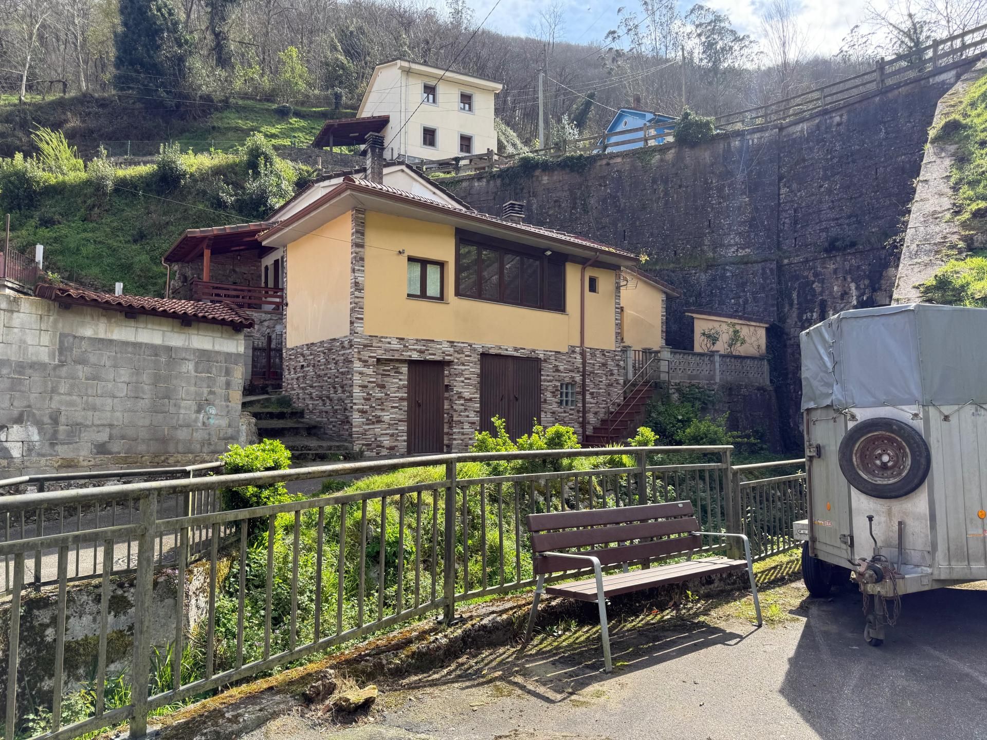 Vista exterior de Casa adosada en venda en Mieres (Asturias) amb Calefacció