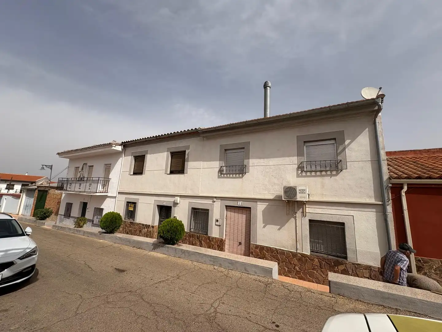 Vista exterior de Casa adosada en venda en Montizón amb Aire condicionat, Calefacció i Jardí privat