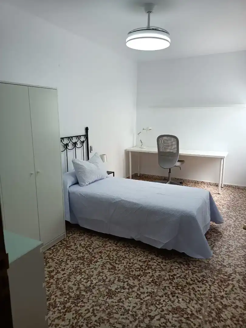 Dormitori de Pis per a compartir en Cabra amb Aire condicionat, Moblat i Forn