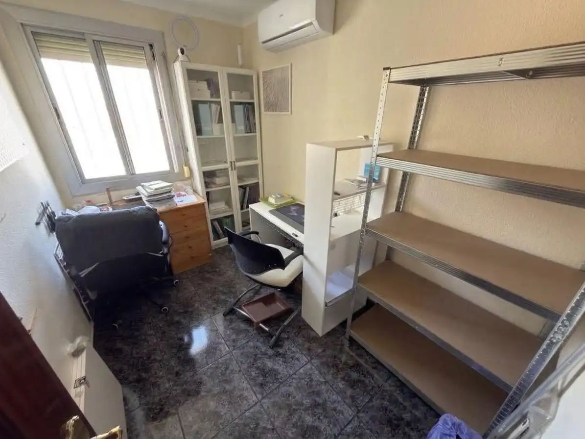 Flat for sale in Cornellà de Llobregat  with Air Conditioner, Oven and Washing machine