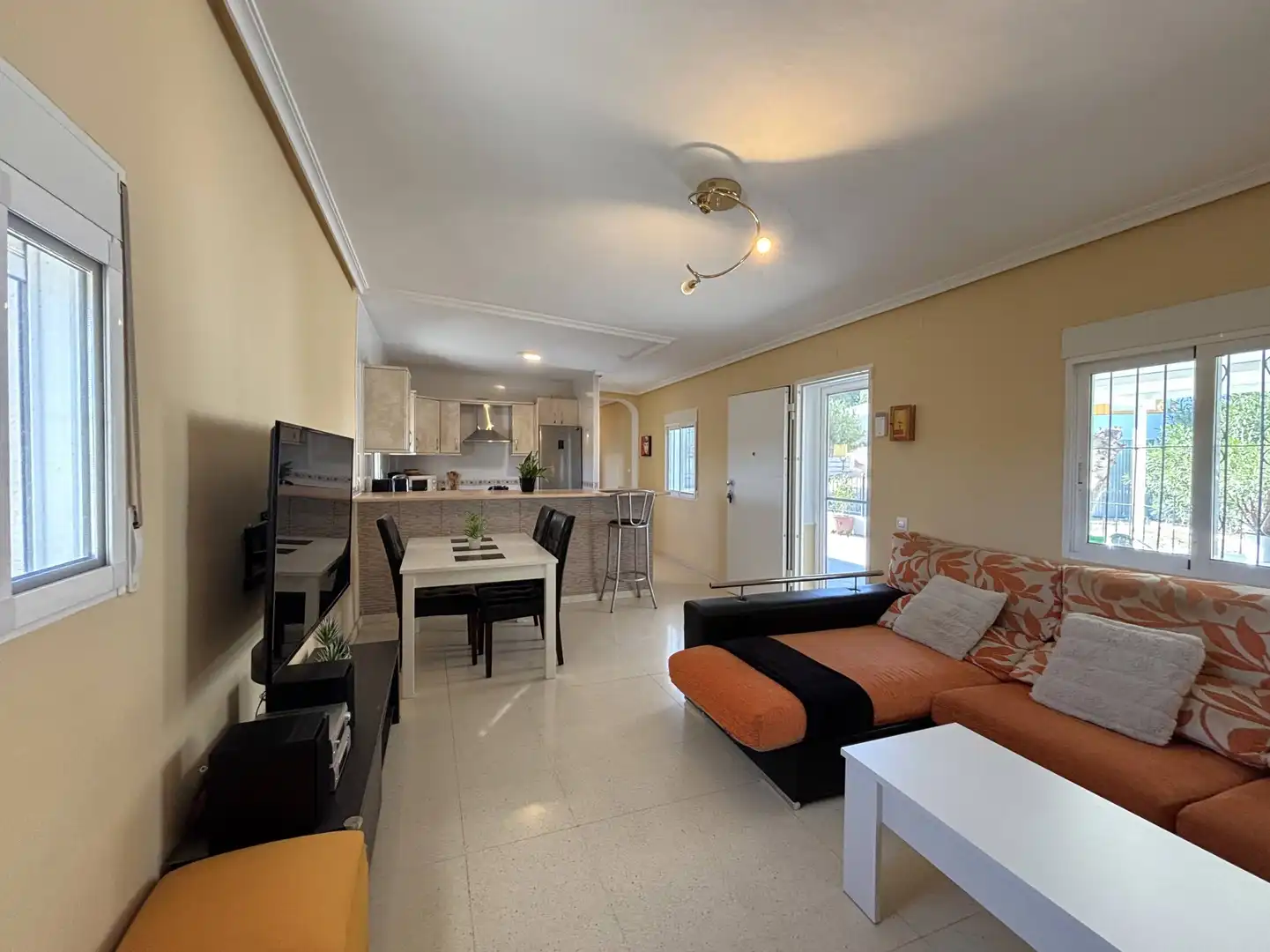 Sala de estar de Casa o chalet en venta en Alicante / Alacant con Aire acondicionado, Jardín privado y Trastero