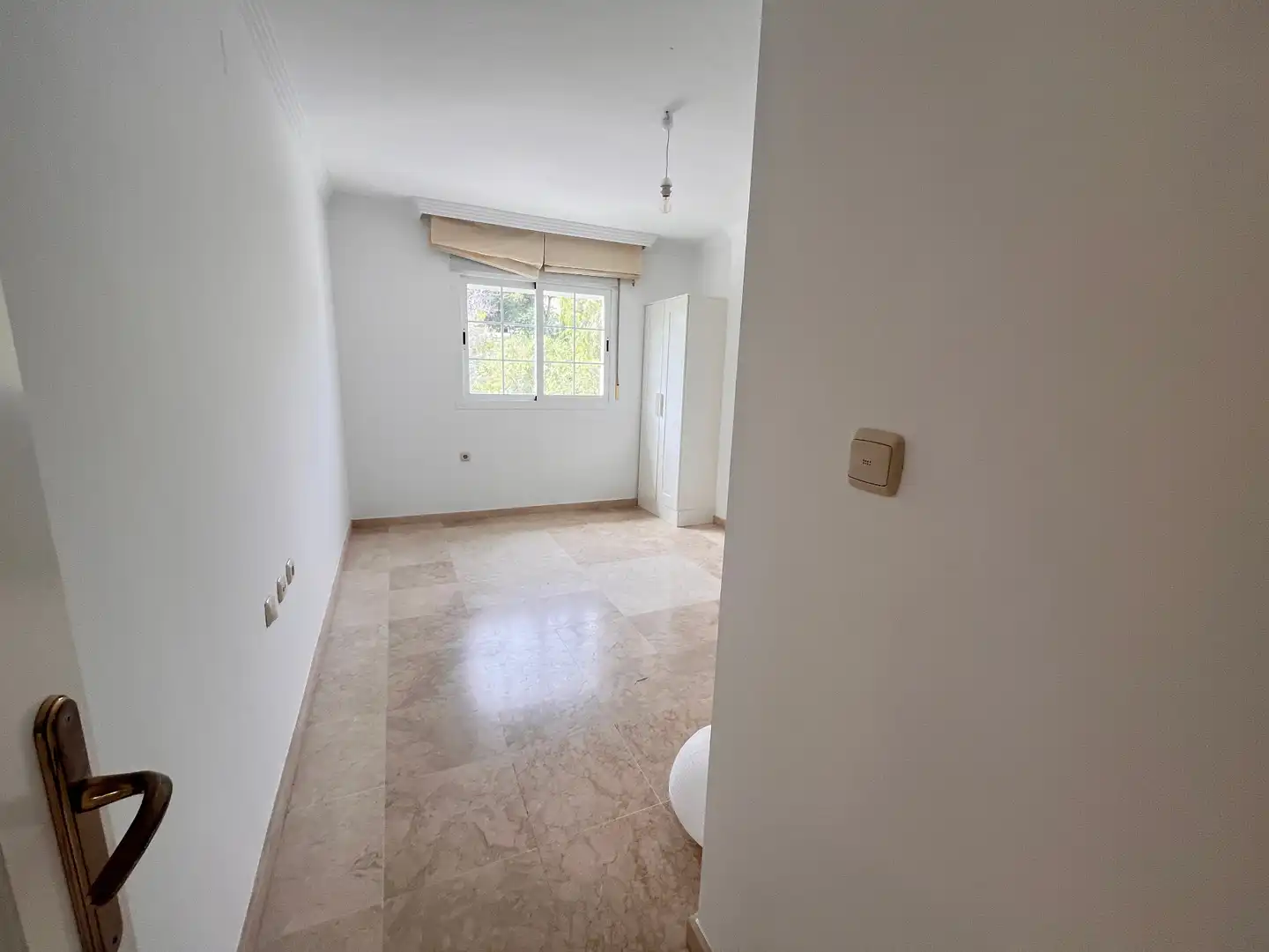 Schlafzimmer von Dachboden zur Miete in Marbella mit Klimaanlage, Terrasse und Abstellraum