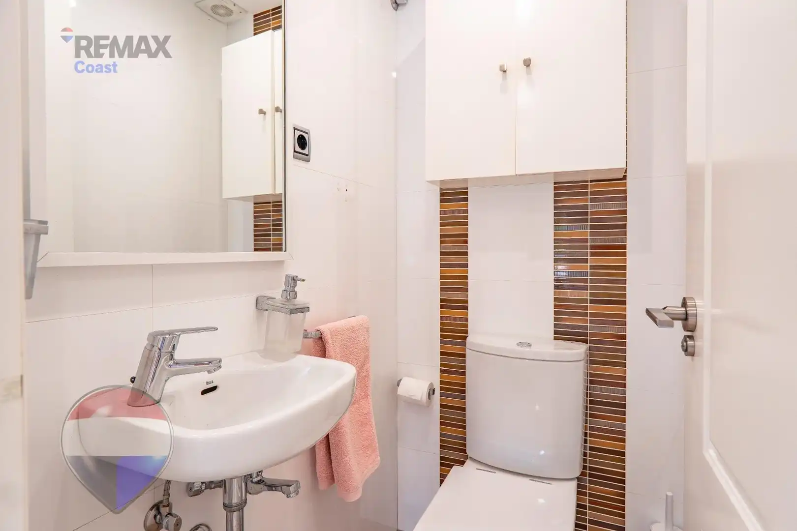 Badezimmer von Einfamilien-Reihenhaus zum Verkauf in Torremolinos mit Klimaanlage, Heizung und Terrasse