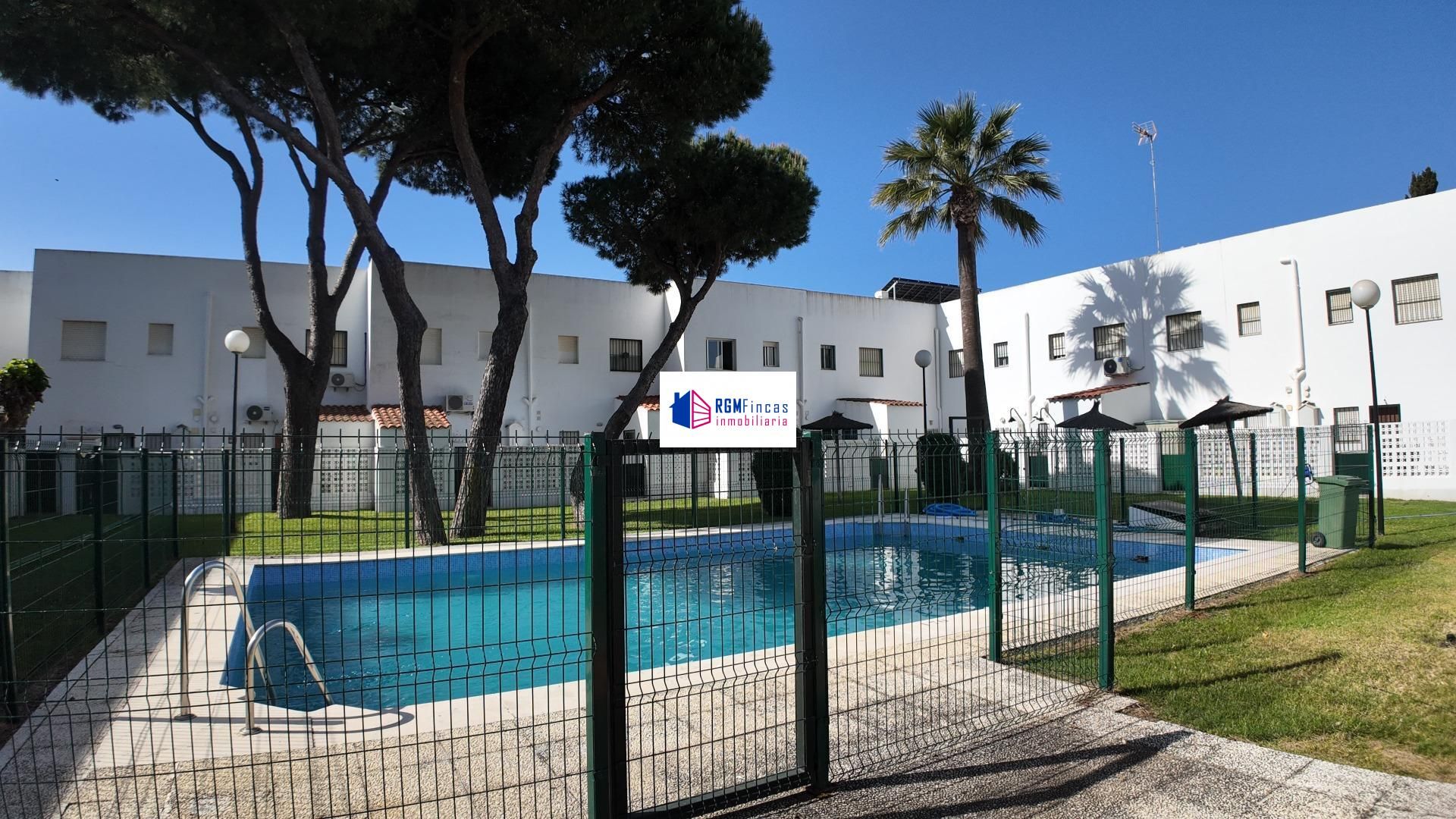 Piscina de Casa adosada en venda en Islantilla amb Jardí privat, Terrassa i Piscina comunitària