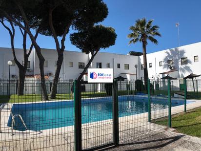 Piscina de Casa adosada en venda en Islantilla amb Jardí privat, Terrassa i Piscina comunitària