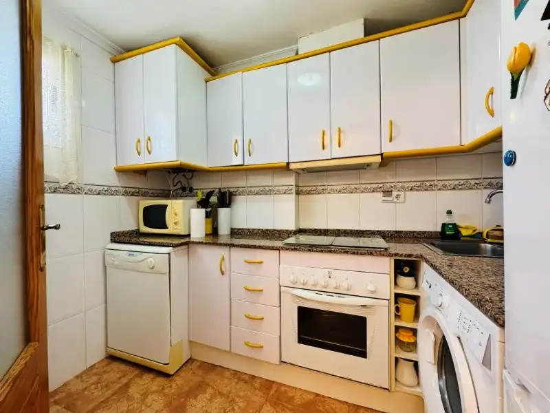 Cuina de Apartament en venda en Torrevieja amb Terrassa, Piscina i Moblat