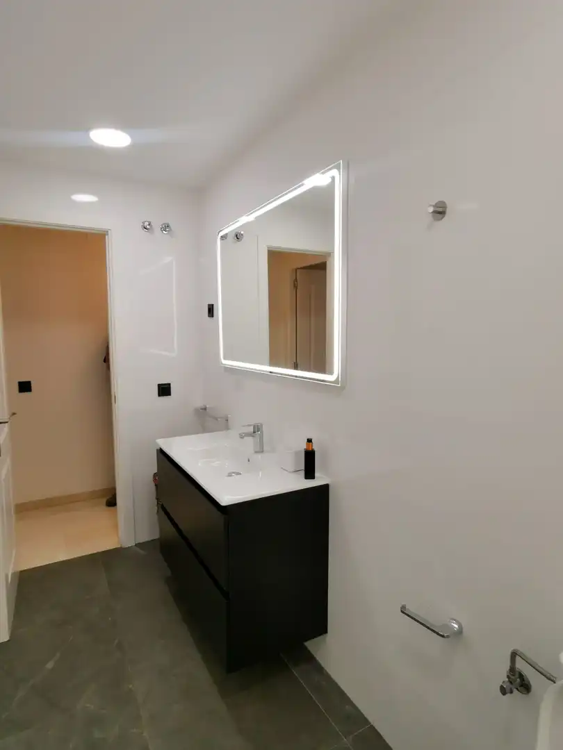 Baño de Piso de alquiler en Marbella con Aire acondicionado, Terraza y Amueblado