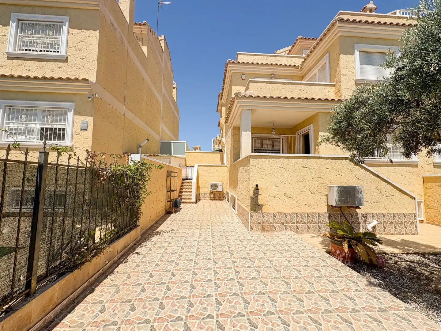 Exterior view of Detached homes for rent in Torrevieja  with Air Conditioner, Heating and Private garden