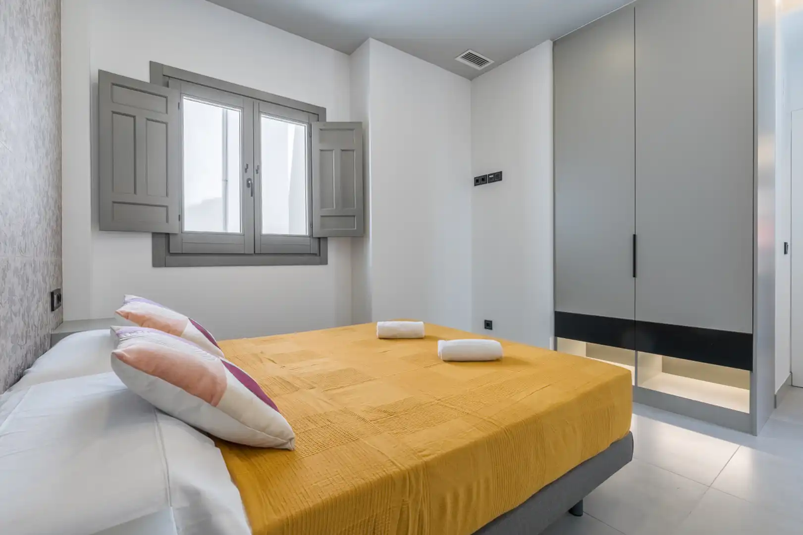 Bedroom of Flat for rent in Granada  with Air Conditioner, Heating and Furnished