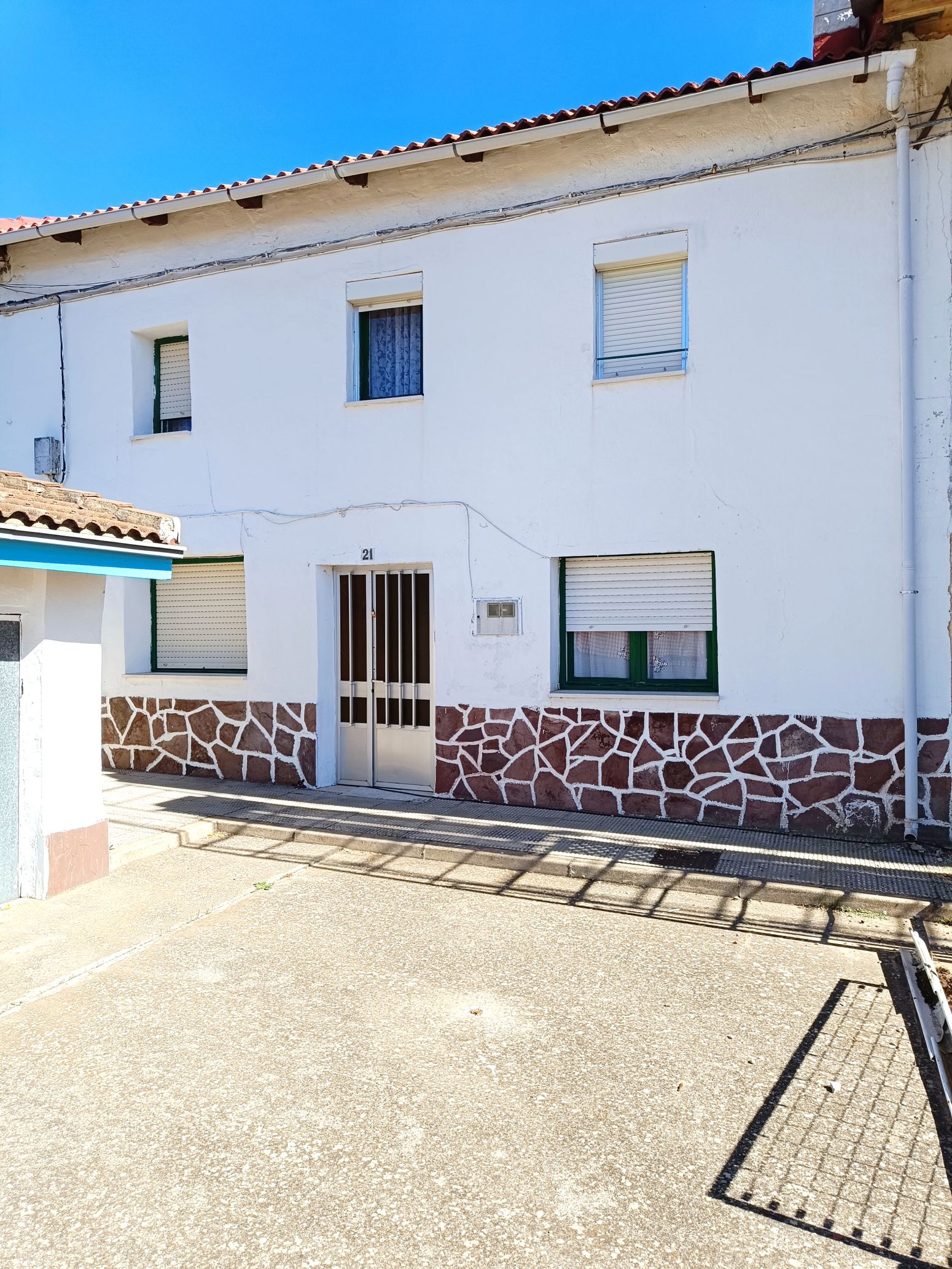 Vista exterior de Casa o xalet en venda en Barruelo de Santullán amb Terrassa i Traster