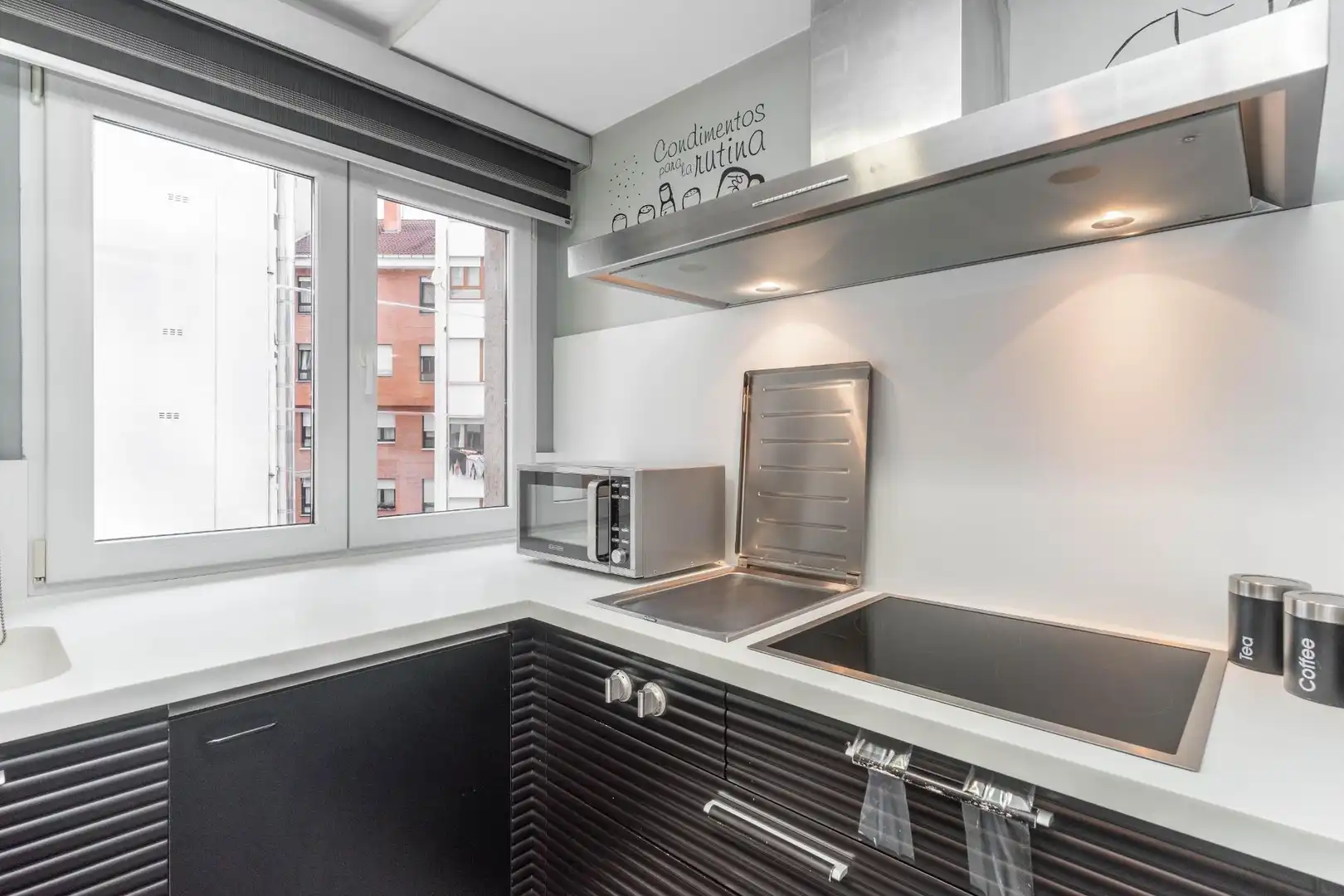Cuina de Pis en venda en Oviedo  amb Parquet, Moblat i Jacuzzi